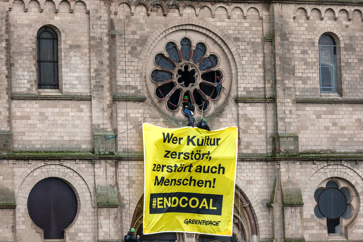 Carbone: Greenpeace in azione per salvare una Chiesa in Germania