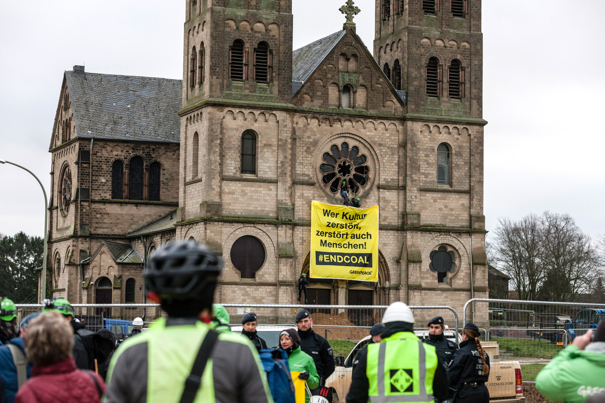 Carbone: Greenpeace in azione per salvare una Chiesa in Germania