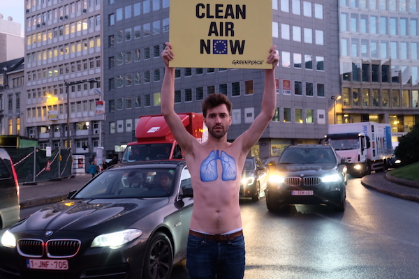 Smog, Greenpeace in azione a Bruxelles: «Vogliamo aria pulita ora»