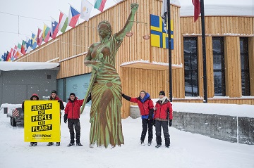 Greenpeace in azione al World Economic Forum: giustizia a Davos!