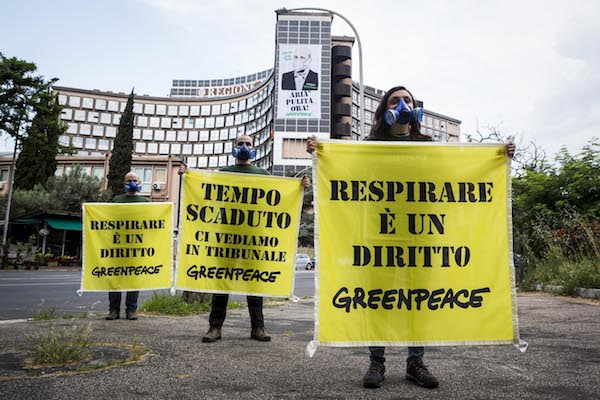 Smog, Greenpeace in azione alla Regione Lazio: «Chiediamo un immediato aggiornamento del piano sulla qualità dell’aria»