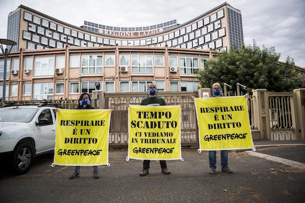 Smog, Greenpeace in azione alla Regione Lazio: «Chiediamo un immediato aggiornamento del piano sulla qualità dell’aria»