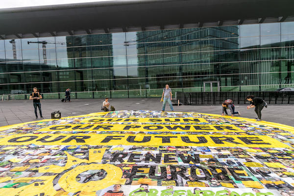 Energia, Greenpeace in azione in Lussemburgo: «Italia si schieri in difesa di rinnovabili e clima. UE punti su democrazia energetica»
