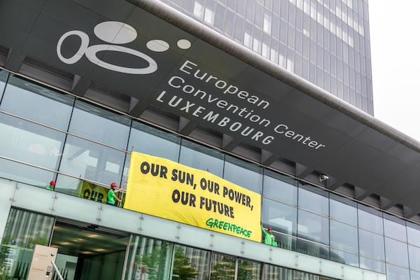 Energia, Greenpeace in azione in Lussemburgo: «Italia si schieri in difesa di rinnovabili e clima. UE punti su democrazia energetica»