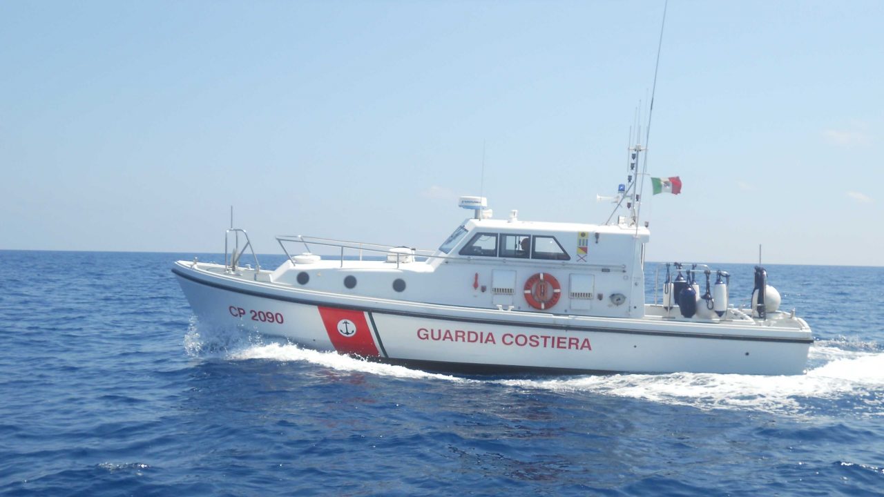 Imbarcazione in avaria in mezzo al Tirreno: salvataggio della Guardia Costiera