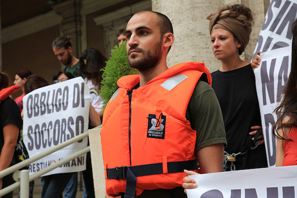 Decine di Attivisti rete #RestiamoUmani bloccano ingresso Ministero dei Trasporti, «Basta naufragi di Stato nel Mediterraneo, Governo italiano e Ue stanno istituzionalizzando omissione di soccorso in mare»