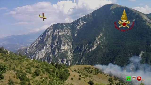 Vigili del Fuoco – Bussi (PE), Intervento di 2 Canadair per domare incendio boschivo nel Parco del Gran Sasso
