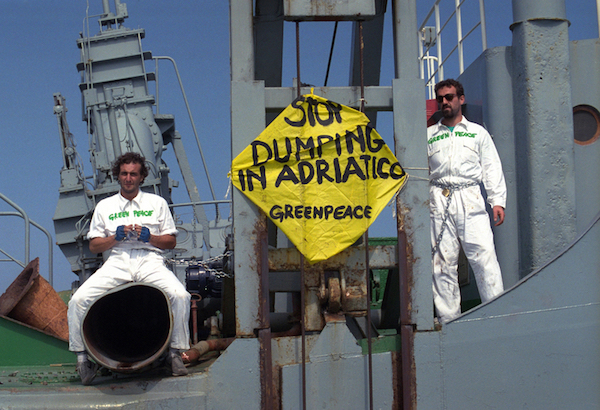 Greenpeace al Salone del Libro di Torino presenta il primo volume sulla storia dell’Associazione