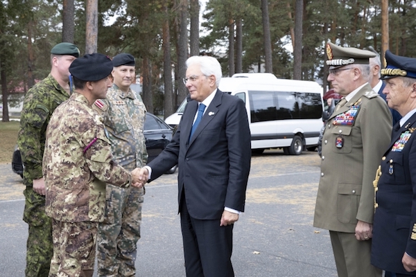 Difesa: il Presidente Mattarella in visita al Contingente Italiano in Lettonia accolto dal Generale Graziano