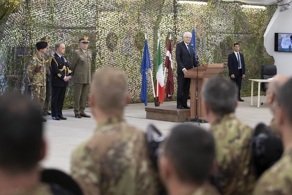 Difesa: il Presidente Mattarella in visita al Contingente Italiano in Lettonia accolto dal Generale Graziano