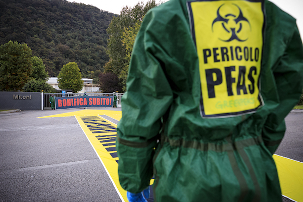 PFAS, Greenpeace in azione in Veneto «Chiediamo l’immediata bonifica del sito di Miteni»