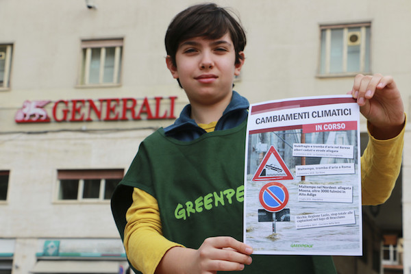 Greenpeace in 15 città italiane per chiedere a Generali di diventare leader contro i cambiamenti climatici