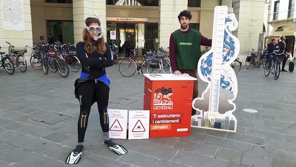 Greenpeace in 15 città italiane per chiedere a Generali di diventare leader contro i cambiamenti climatici