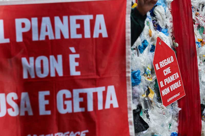 Greenpeace in azione a Milano contro il Black Friday: «Il consumismo eccessivo sta devastando il Pianeta»