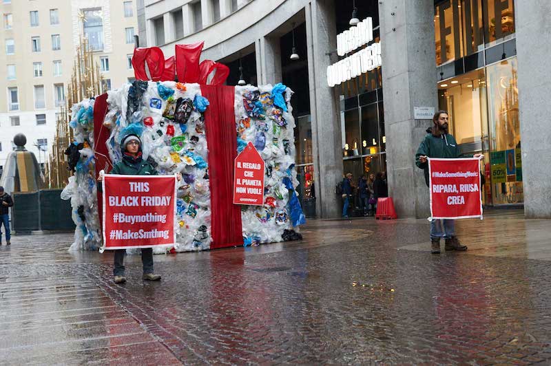 Greenpeace in azione a Milano contro il Black Friday: «Il consumismo eccessivo sta devastando il Pianeta»