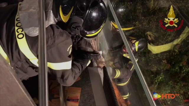 Vigili del Fuoco – Lavena Ponte Tresa (VA), Salvataggio di un gatto bloccato su una balaustra di un centro commerciale