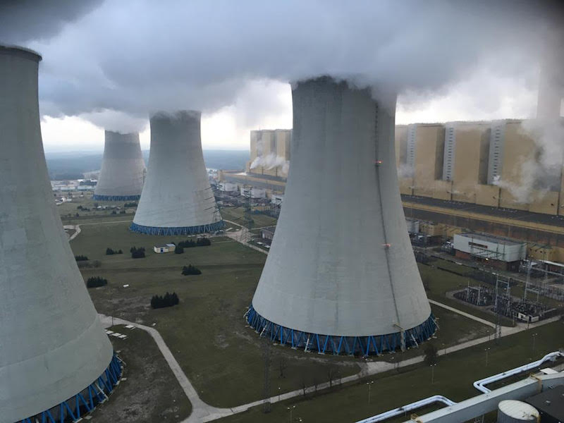 Attivisti di Greenpeace scalano in Polonia la più grande centrale a carbone europea: «Chiediamo responsabilità ai leader globali che si riuniranno per la COP24»