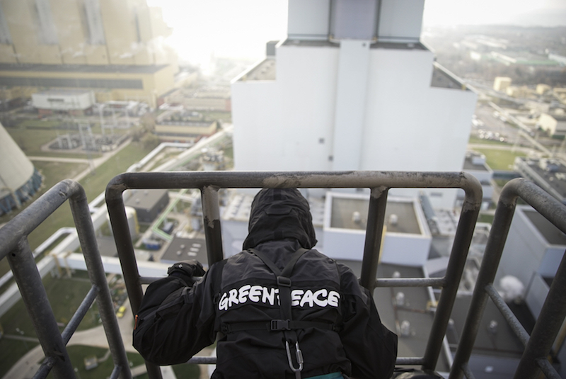 Attivisti di Greenpeace scalano in Polonia la più grande centrale a carbone europea: «Chiediamo responsabilità ai leader globali che si riuniranno per la COP24»