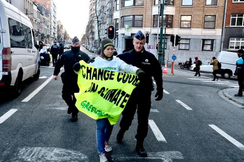 Attivisti di Greenpeace fanno “cambiare rotta” ai leader riuniti per il Consiglio Europeo
