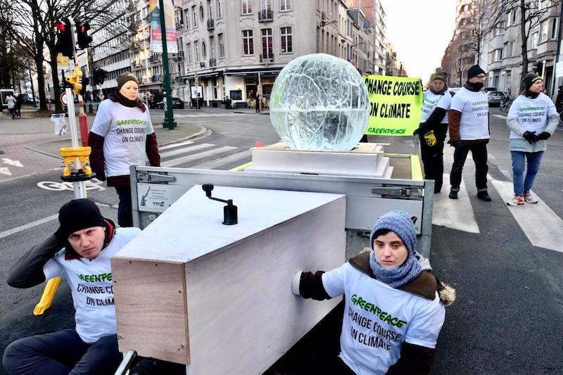 Attivisti di Greenpeace fanno “cambiare rotta” ai leader riuniti per il Consiglio Europeo