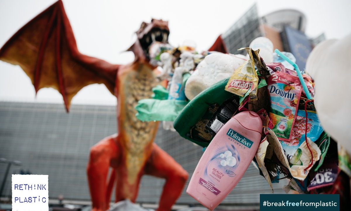 Direttiva sulla plastica monouso, Greenpeace: “Dall’Europa segnale importante ma non sufficiente”