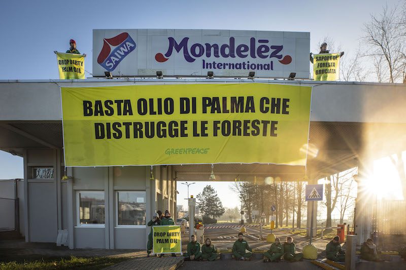 Greenpeace in azione davanti a stabilimento Mondelēz per dire basta alla deforestazione per l’olio di palma