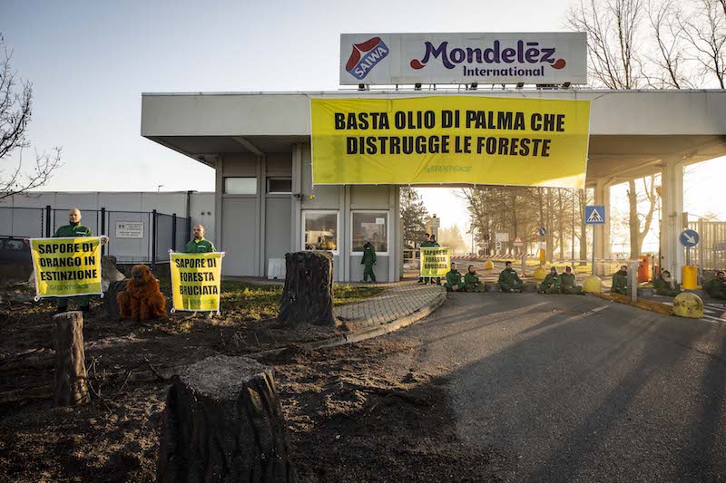 Greenpeace in azione davanti a stabilimento Mondelēz per dire basta alla deforestazione per l’olio di palma