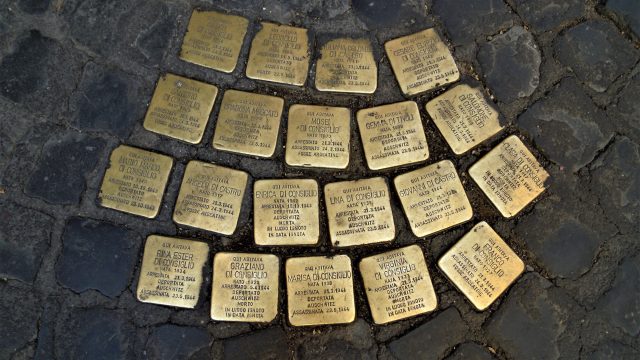 Furto Pietre d’Inciampo: oggi un presidio silenzioso alle ore 20.00 in via Madonna dei Monti 82 a Roma