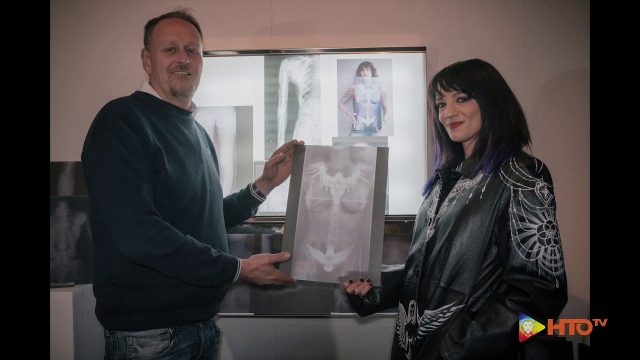 Modelle tatuate esposte come opere d’arte viventi per la chiusura della mostra “Marco Manzo” al Complesso del Vittoriano-Ala Brasini.