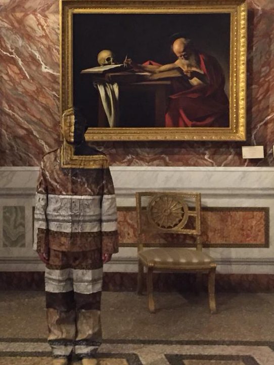 Liu Bolin si mimetizza nel San Girolamo di Caravaggio