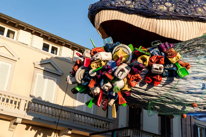 Carnevale Viareggio: Greenpeace sfila davanti alla balena soffocata dalla plastica