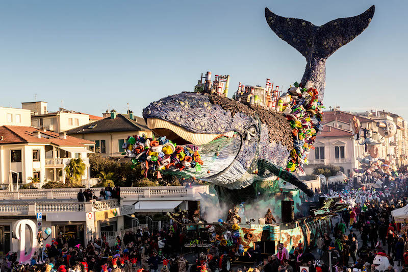 Carnevale Viareggio: Greenpeace sfila davanti alla balena soffocata dalla plastica