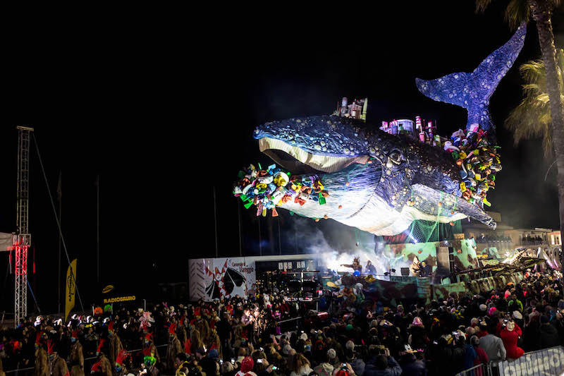 Carnevale Viareggio: Greenpeace sfila davanti alla balena soffocata dalla plastica