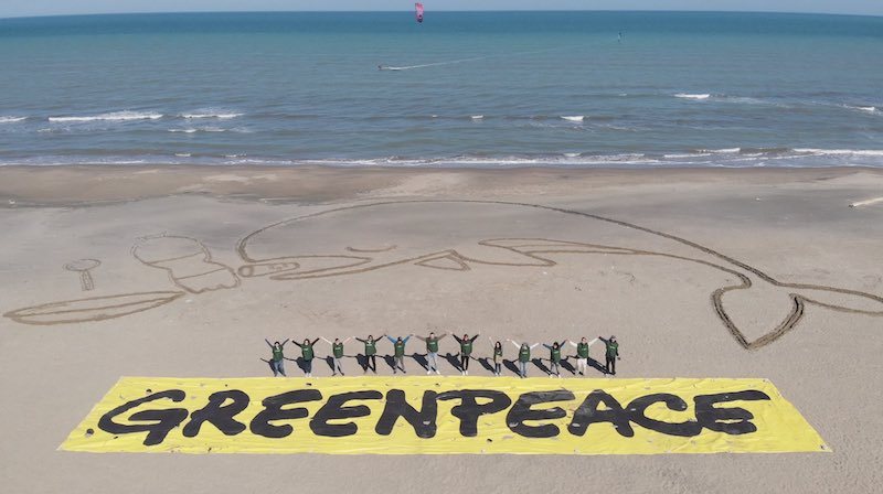 Greenpeace: centinaia di persone manifestano in spiaggia per dire stop alla plastica usa e getta