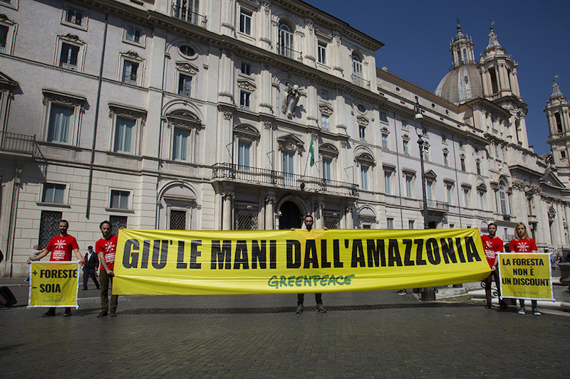 Greenpeace protesta di fronte all’Ambasciata del Brasile in solidarietà verso i popoli indigeni dell’Amazzonia