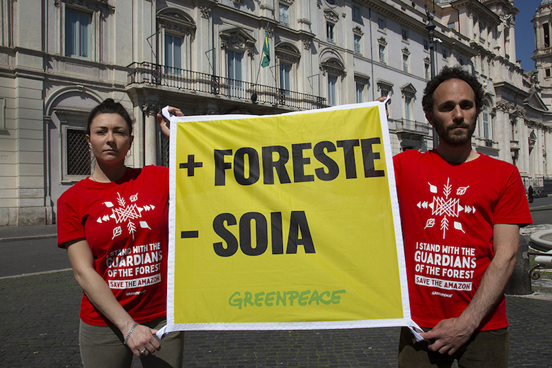 Greenpeace protesta di fronte all’Ambasciata del Brasile in solidarietà verso i popoli indigeni dell’Amazzonia