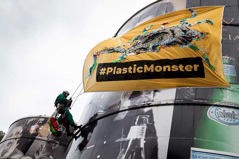 Attivisti di Greenpeace con un mostro di plastica davanti alla fabbrica Nestlè