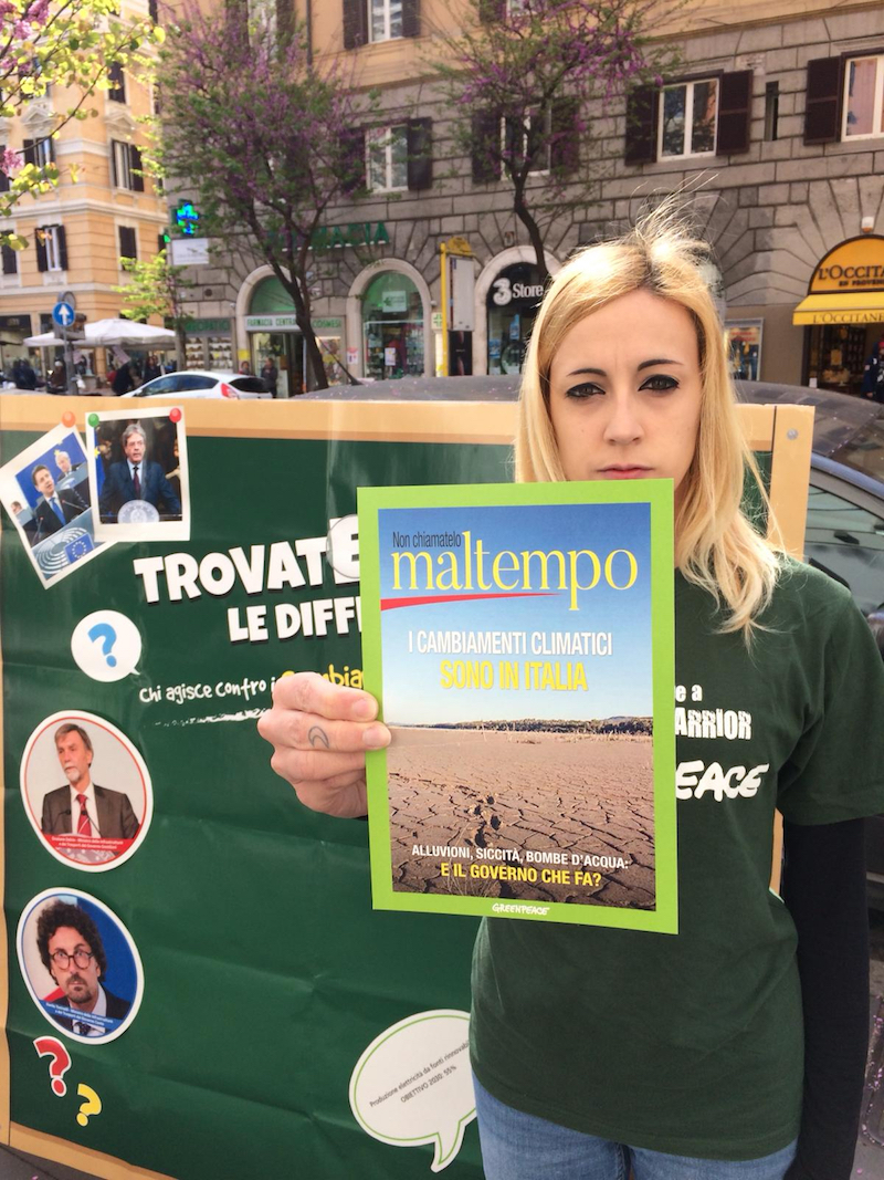Volontarie e volontari di Greenpeace in piazza: «Il governo Conte cambi il PNIEC o sarà ricordato come il governo del cambiamento climatico»