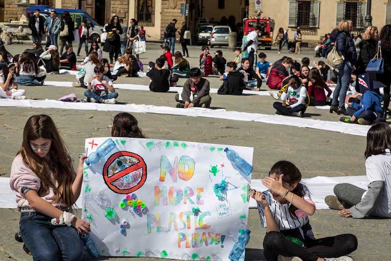 Greenpeace: centinaia di studenti manifestano a Firenze per dire stop alla plastica usa-e-getta