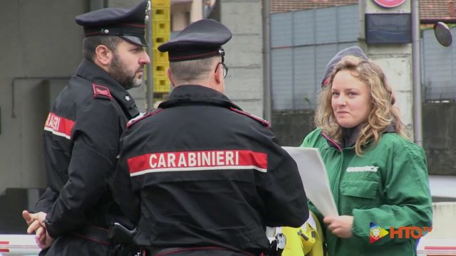 Attivisti di GREENPEACE con un mostro di plastica davanti alla fabbrica Nestlé