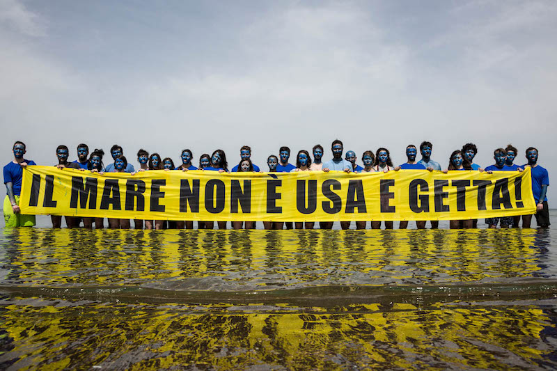 Greenpeace: un’onda blu si solleva in tutto il mondo per la tutela degli oceani