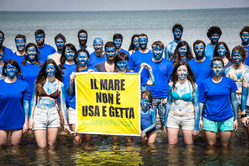 Greenpeace: un’onda blu si solleva in tutto il mondo per la tutela degli oceani