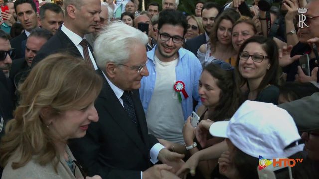 2 Giugno 2019,  LXXIII Festa della Repubblica – Il Presidente della Repubblica Sergio Mattarella saluta i cittadini che visitano i giardini del Quirinale