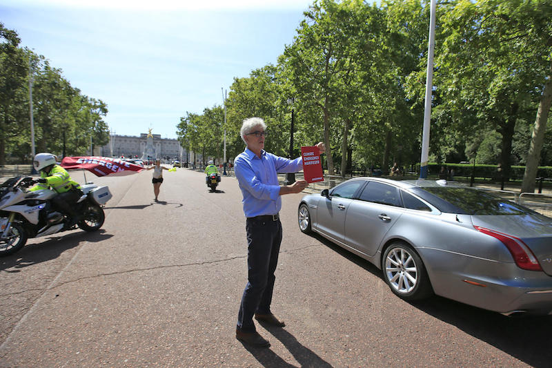 Attivisti di Greenpeace bloccano auto di Boris Johnson a Londra: «Agire subito contro cambiamenti climatici»