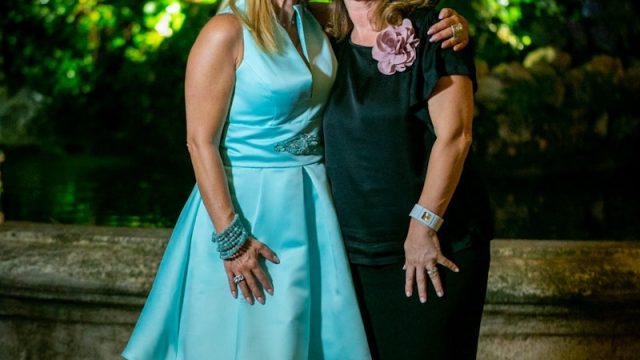 Come una Venere moderna, la sposa de La Vie En Blanc Atelier sorge dalle acque.