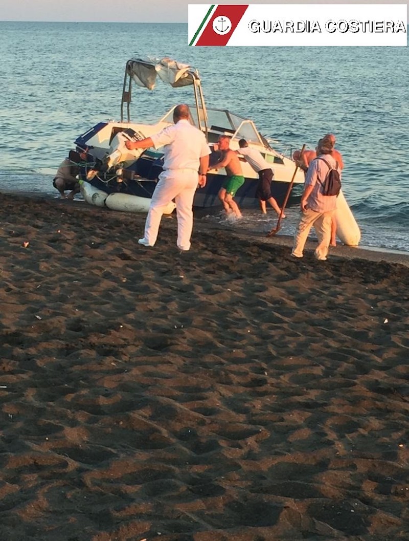 Natante rischia di affondare a largo di Ladispoli, interviene la Guardia Costiera     