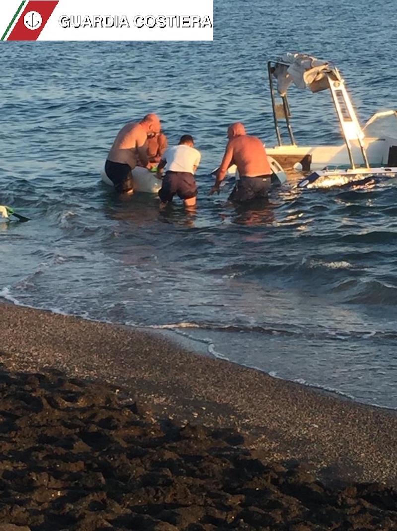 Natante rischia di affondare a largo di Ladispoli, interviene la Guardia Costiera     