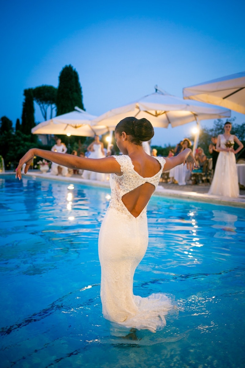 Come una Venere moderna, la sposa de La Vie En Blanc Atelier sorge dalle acque.