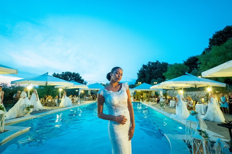 Come una Venere moderna, la sposa de La Vie En Blanc Atelier sorge dalle acque.