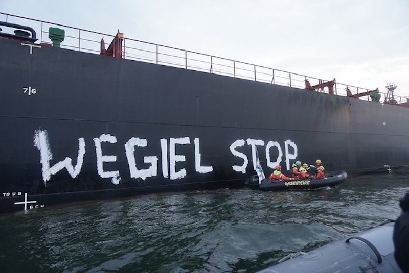 Emergenza climatica: fermati attivisti di Greenpeace mentre bloccano un carico di carbone in Polonia